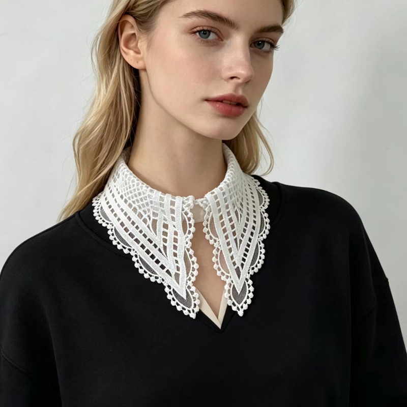 Embroidery - Damski biały falowany kołnierzyk z kwiatowym